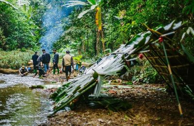 Cắm trại hoang dã giữa rừng sâu
