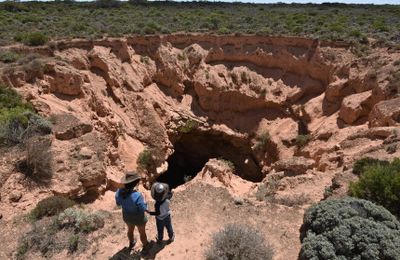 Hang động Koonalda hơn 20.000 năm tuổi ở Australia bị phá hoại