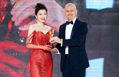 CEO Halavu Clinic nhận giải mặc đẹp tại Harper’s Bazaar Star Awards