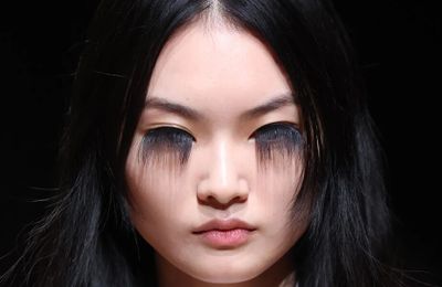 Những kiểu làm đẹp khác thường trên sàn diễn Xuân Hè 2023