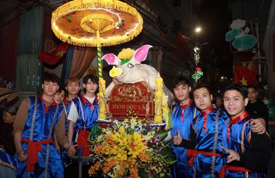 Rộn ràng lễ hội rước lợn ở La Phù