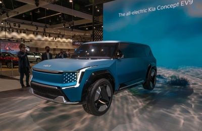 Xe điện Kia EV9 concept với lớp ngụy trang trước khi ra mắt năm 2023
