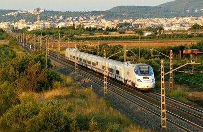 Vé tàu đi khắp Tây Ban Nha giá 9 euro