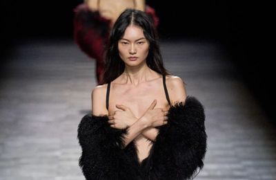 Ann Demeulemeester Thu Đông 2023 người mẫu dùng tay che ngực catwalk