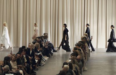 BST Burberry Xuân Hè 2023 bảng màu mới trên sàn catwalk