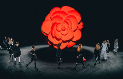 Chanel Thu Đông 2023 biểu tượng hoa trà nở rộ trên sàn diễn