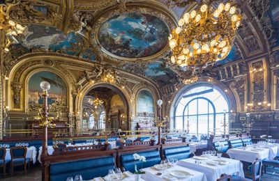 Nhà hàng Le Train Bleu hơn 120 tuổi như cung điện ở Paris