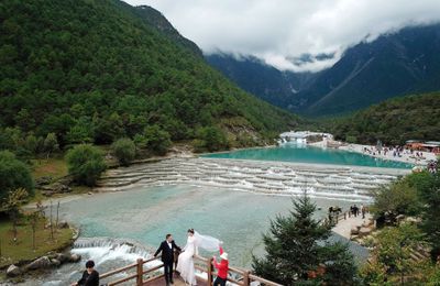 Cảnh sắc ấn tượng của dòng Bạch Thủy Hà dưới núi tuyết Ngọc Long