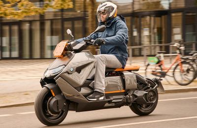 Xe maxi scooter BMW CE 04 chạy điện cập bến thị trường Đông Nam Á
