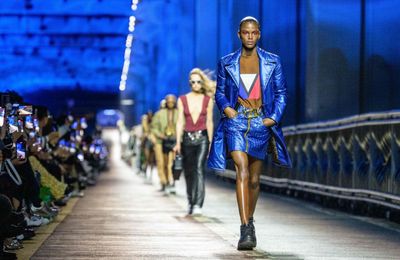 Louis Vuitton Pre-Fall 2023: Đổi mới để hướng về đương đại