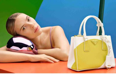 Chiến dịch túi Prada New Galleria cùng nữ diễn viên Scarlett Johansson