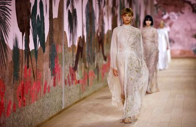 Christian Dior Couture Thu Đông 2023 -  Cảm hứng từ Nữ thần đương đại