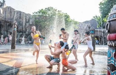 Du khách tranh thủ tận hưởng VinWonders Nha Trang trước giờ diễn ra đại nhạc hội 8Wonder
