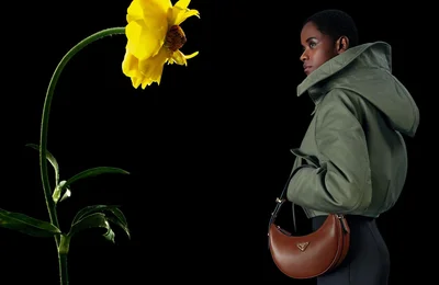 Prada giới thiệu túi đeo vai hình lưỡi liềm Prada Arqué mùa thu 2023