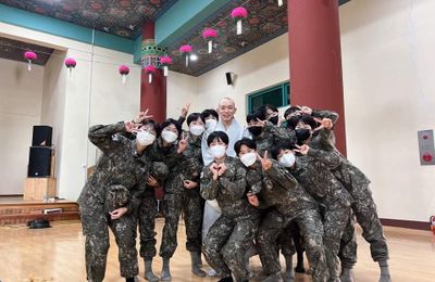 Tour tham quan chùa Hwaeomsa “cháy vé” vì sư thầy quá tuấn tú