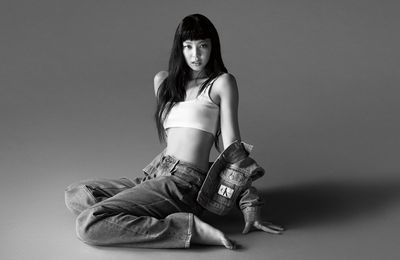 9 cách diện đồ denim cuốn hút như cô nàng Jennie Kim