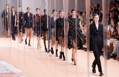 Prada Spring 2024 làm sống lại những bộ trang phục thường nhật