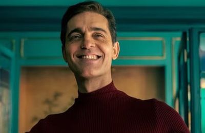 Money Heist: Berlin hạng 1 ở 75 nước, nam chính cười toả nắng cực cuốn