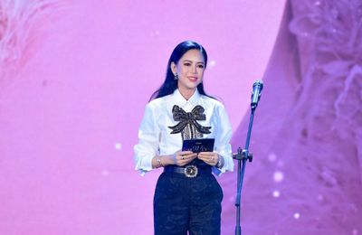 Doanh nhân Lê Hồng Thủy Tiên cuốn hút trong mọi khoảnh khắc tại Đẹp Awards 2023