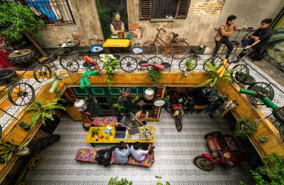 Tìm 'ngọc quý' trong rác tái chế tại quán cafe giữa lòng phố cổ