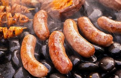 Lạp xưởng nướng đá - món ăn đang làm giới trẻ "mê mẩn" chứa bao nhiêu calo, ăn nhiều tiềm ẩn những nguy hại gì?