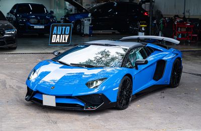 Bắt gặp Lamborghini Aventador SV Roadster màu xanh độc nhất Việt Nam