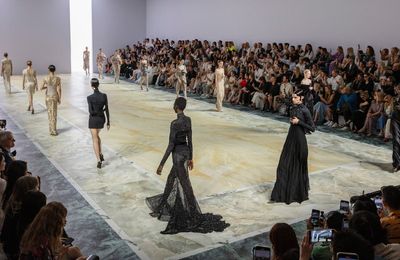 BST Fendi Haute Couture Xuân-Hè 2024: Fendi luôn hướng tới tương lai