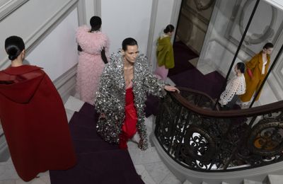 Show diễn Valentino Haute Couture 2024 phản chiếu văn hoá hiện tại