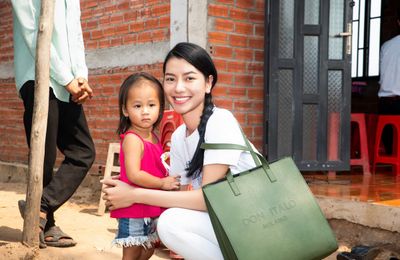 Á hậu Hoàng Nhung giản dị tham gia hoạt động thiện nguyện