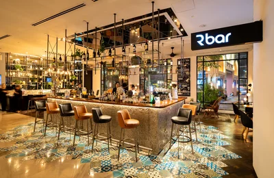 Một Sài Gòn tươi trẻ, sôi nổi, cuốn hút tại RBar và Viet Kitchen