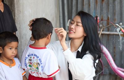 Á hậu Hoàng Nhung thăm trẻ mồ côi, trẻ có hoàn cảnh khó khăn tại An Giang