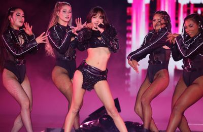 Lisa đeo cánh thiên thần, mặc nội y diễn tại Victoria's Secret Fashion Show