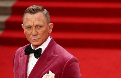 “James Bond” Daniel Craig gây chấn động với chiếc áo khoác màu hồng trên thảm đỏ
