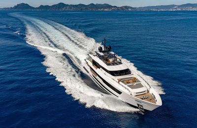 Có gì trên siêu du thuyền Custome Line 140 - flagship mới nhất của Ferretti?