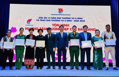 Ông Johnathan Hạnh Nguyễn nhận giải thưởng Vừ A Dính