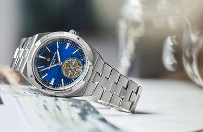 Vacheron Constantin trình làng Overseas Tourbillon titan với bộ máy siêu mỏng