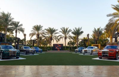 Rolls-Royce hợp tác với họa sĩ Sacha Jafri ra mắt BST Phantom 'The Six Elements'