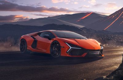 Trình làng siêu xe thể thao Lamborghini Revuelto V12 HPEV đầu tiên tại Việt Nam