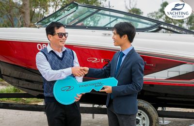 Yachting Việt Nam bàn giao thuyền Regal 21 OBX cho khách hàng