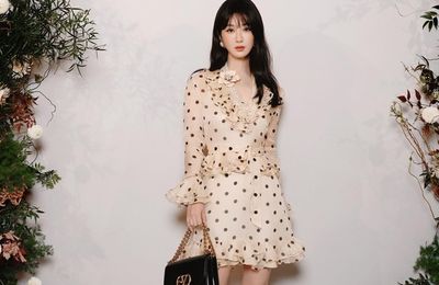 Mỹ nữ không thích mặc váy, sợ đám đông nhưng lại trở thành tâm điểm gây ùn tắc