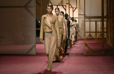 Xuân - Hè 2025: Hermès tái định nghĩa gợi cảm với chất liệu da