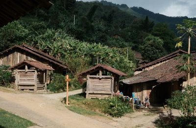 Xóm nhỏ ở Cao Bằng ẩn mình giữa lưng chừng núi, cảnh đẹp như tranh