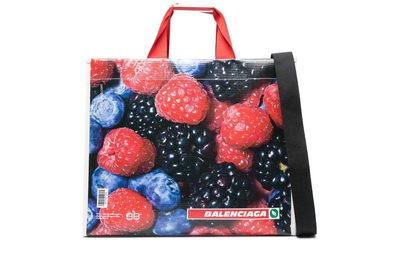 Túi 'đi chợ' 2.700 USD của Balenciaga bị chê thậm tệ