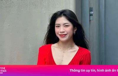 Gu ăn mặc trái ngược của các hot girl bóng đá