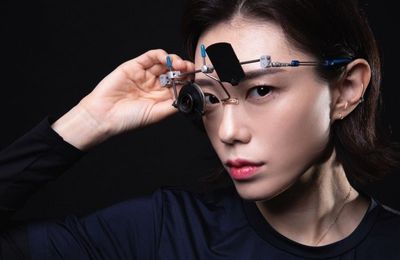 'Xạ thủ ngầu nhất hành tinh' bắt tay với Tesla, Louis Vuitton