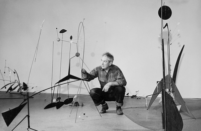 Nghệ sĩ Alexander Calder & Nghệ thuật của sự truyền động đầy mê hoặc