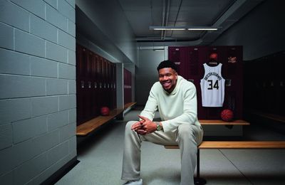 “Cú úp rổ” giữa Breitling và ngôi sao bóng rổ - Chronomat Giannis Antetokounmpo