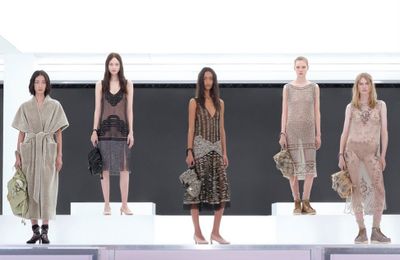 Fendi Xuân Hè 2025: Tôn vinh di sản 100 năm qua BST túi xách họa tiết Phục Hưng