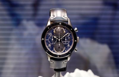 Montblanc ra mắt 1858 Geosphere Chronograph 0 Oxygen cùng nhà leo núi Nimsdai