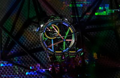 Roger Dubuis Excalibur Blacklight – Tái hiện một Hồng Kông rực rỡ trên cổ tay